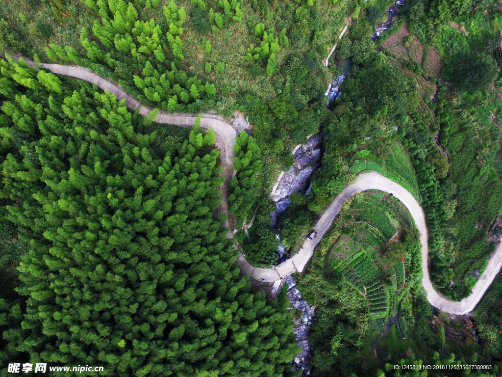 俯拍山路