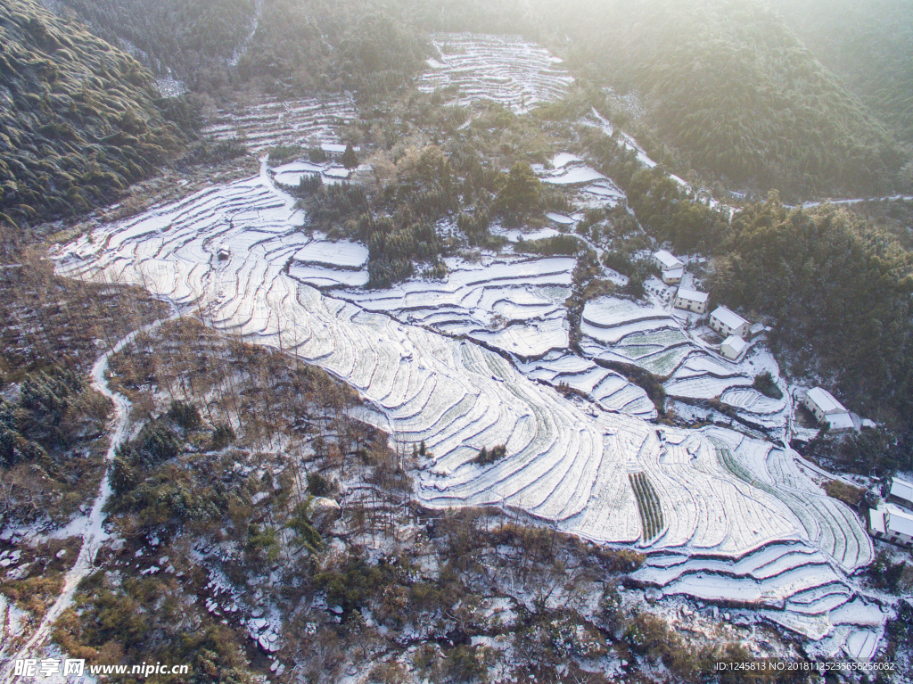 梯田雪景