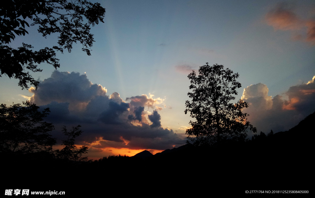 乡野村庄老里冲的傍晚夕阳