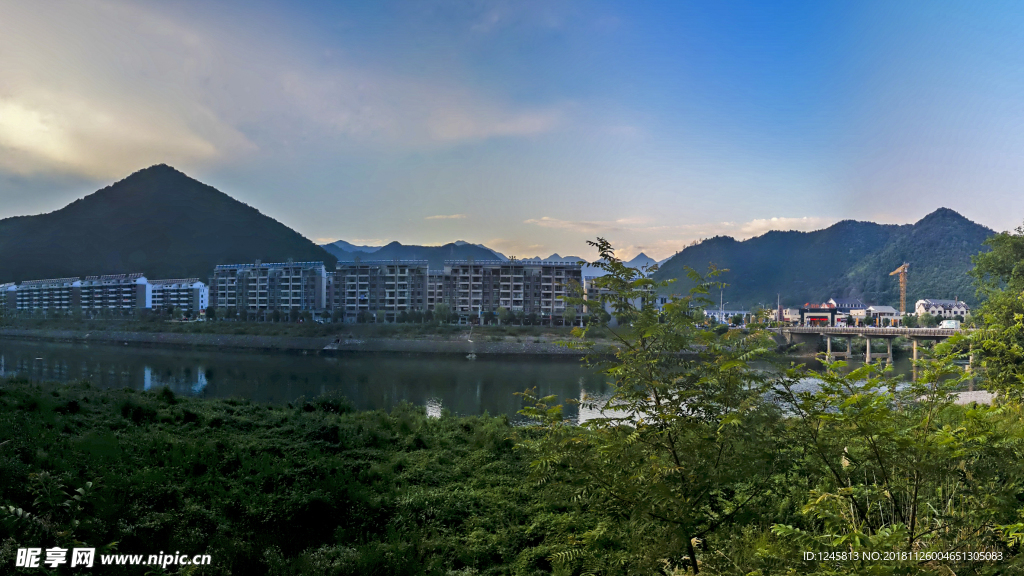 秋浦河风光