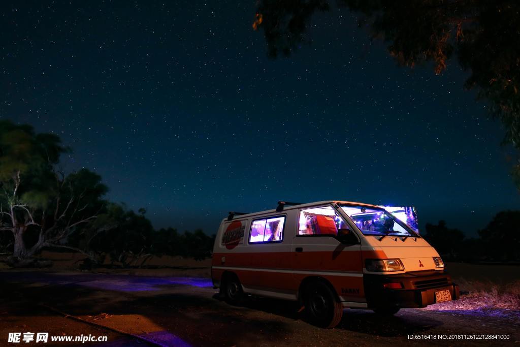 夜景下灯光汽车