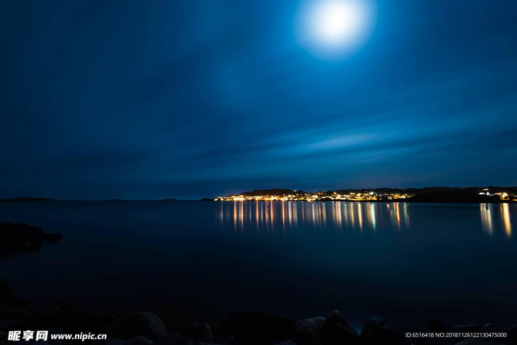 夜晚蓝色海滩