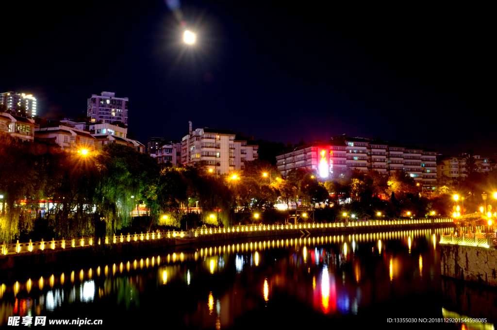 贵州贵阳 甲秀楼夜景 中秋月圆