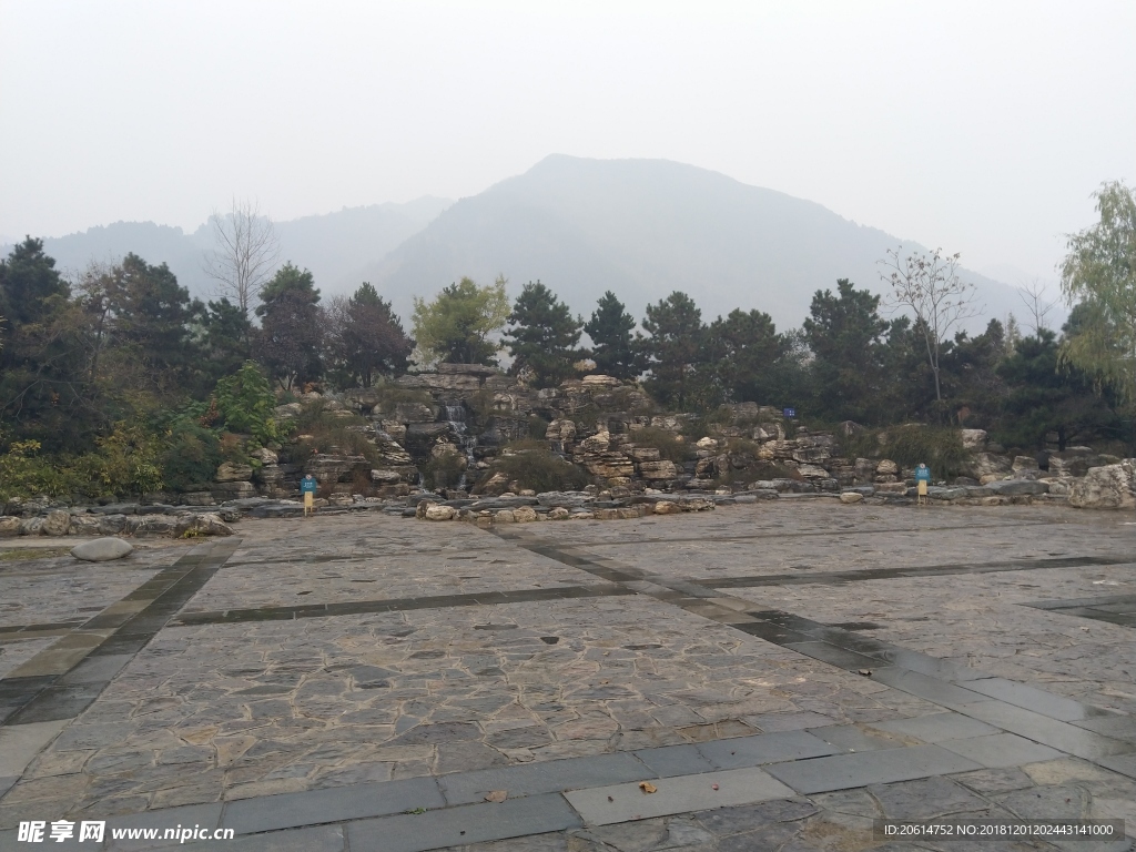 雨天的公园风景