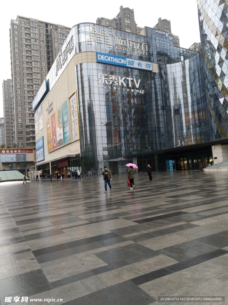雨天的城市街道