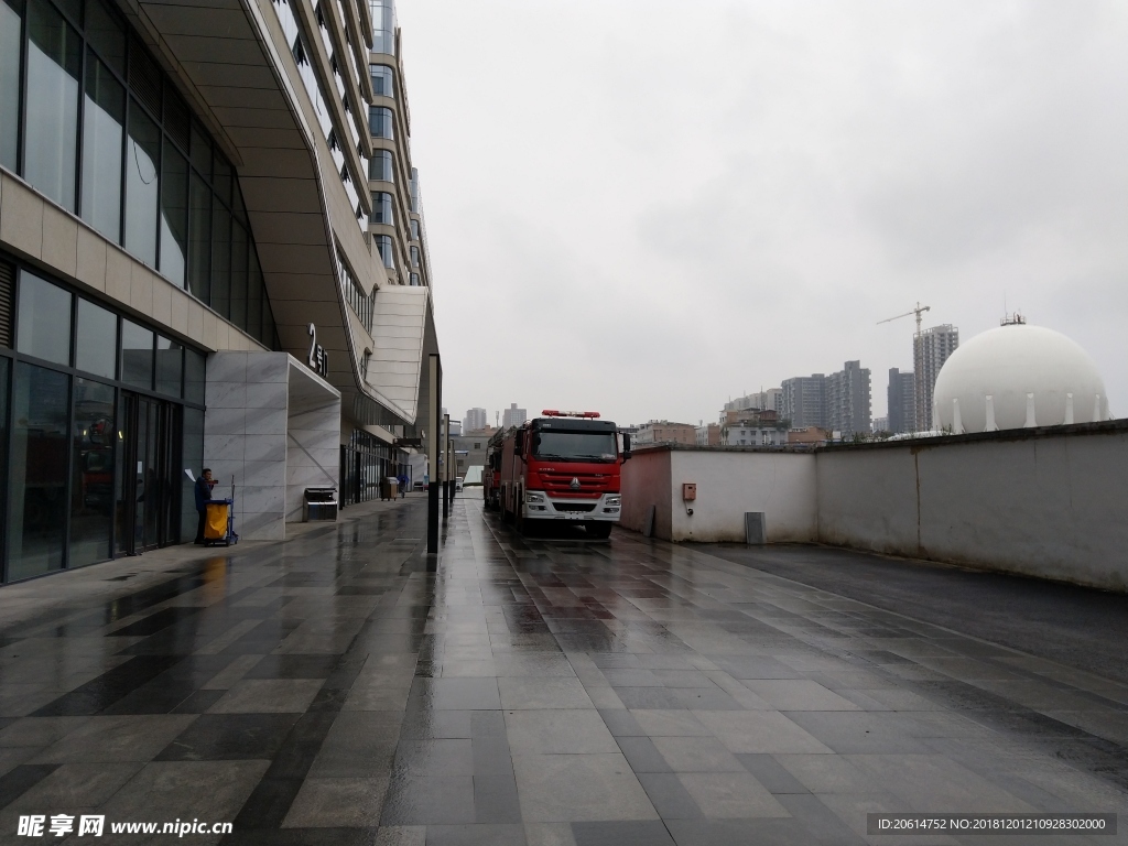 雨天的城市街道