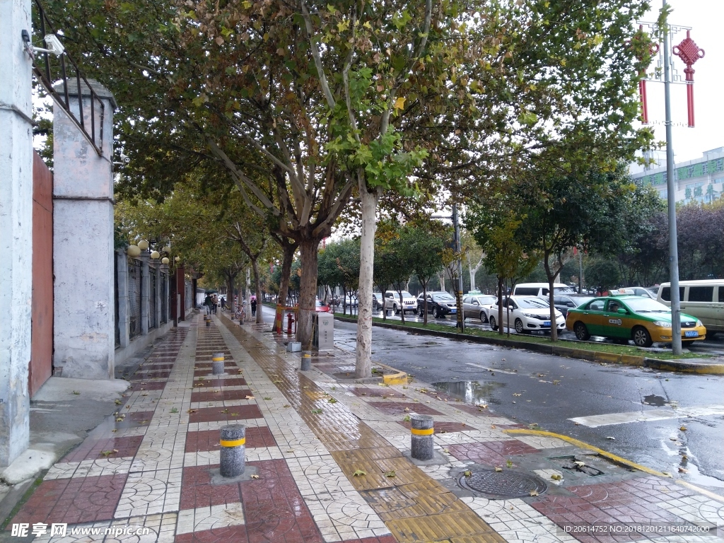 雨天的城市街道