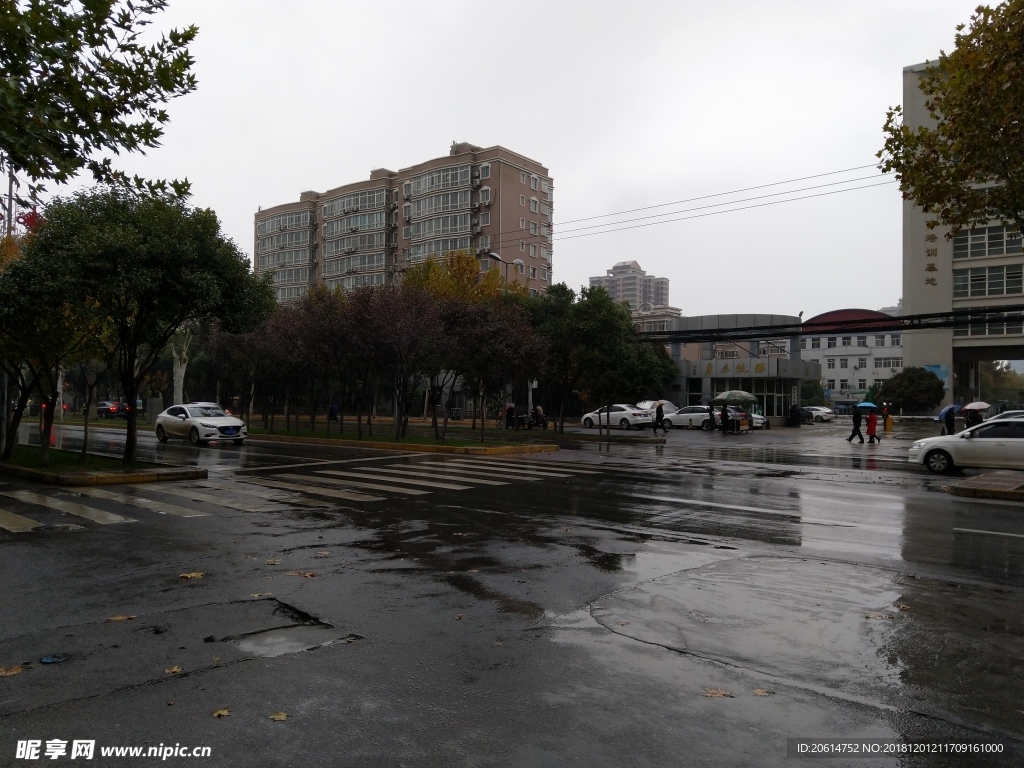 雨天的城市街道