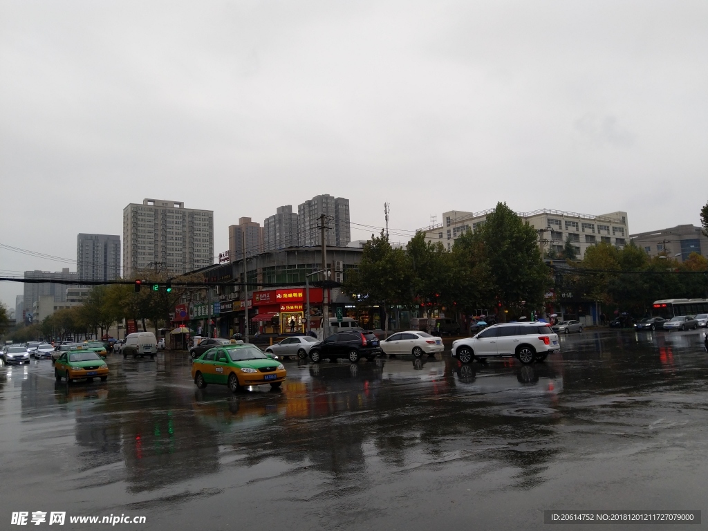 雨天的城市街道