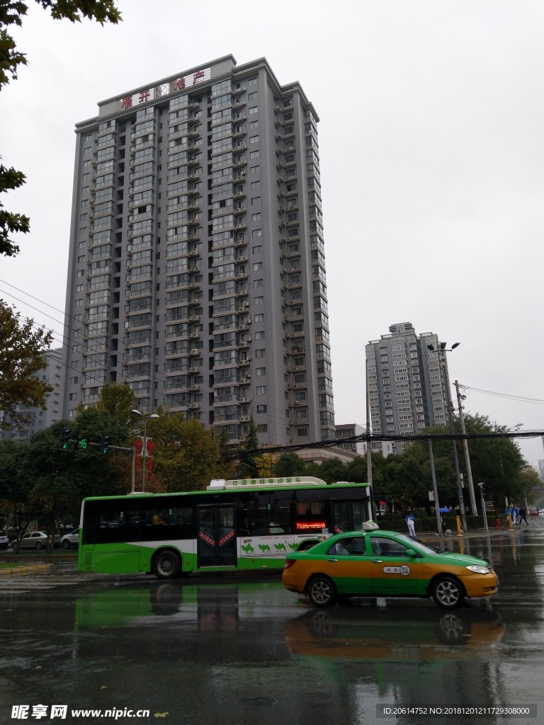 雨天的城市街道