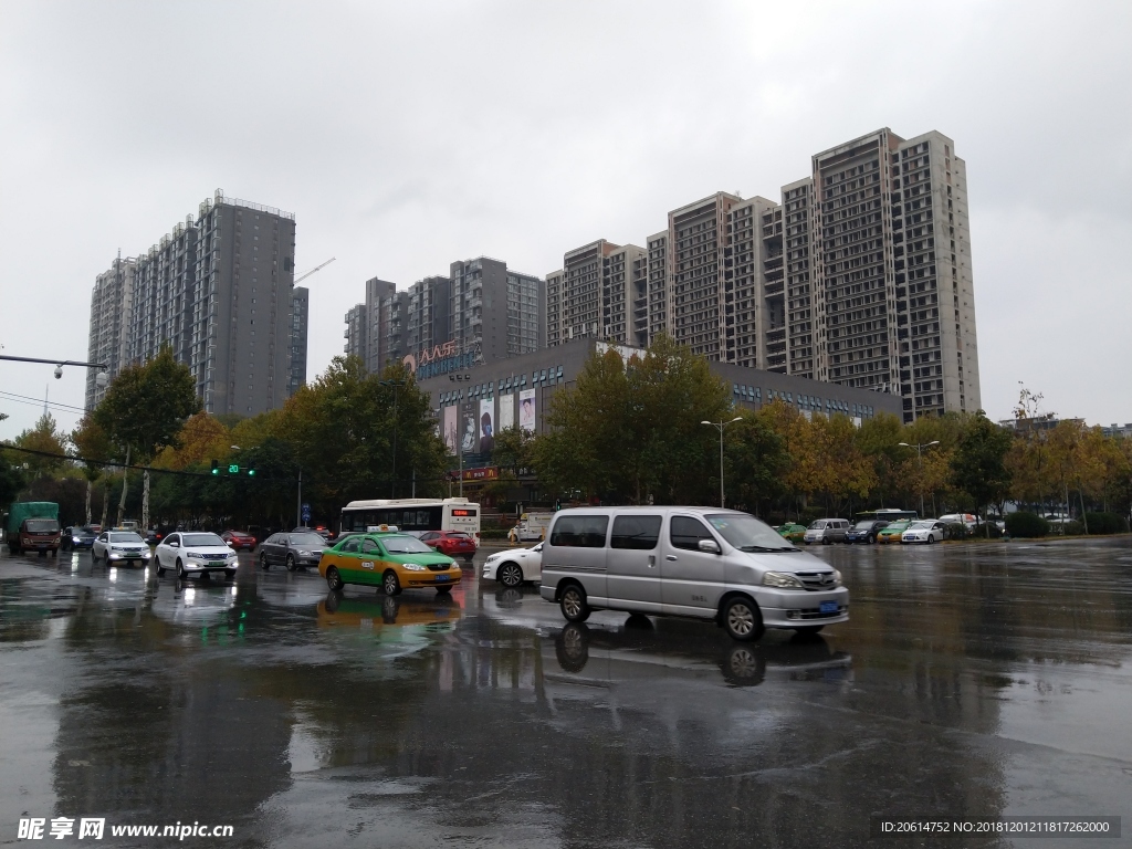 雨天的城市街道