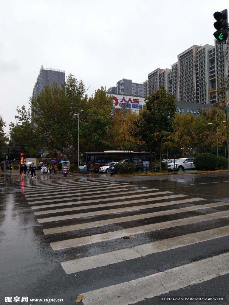 雨天的城市街道