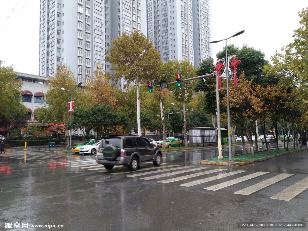 雨天的城市街道