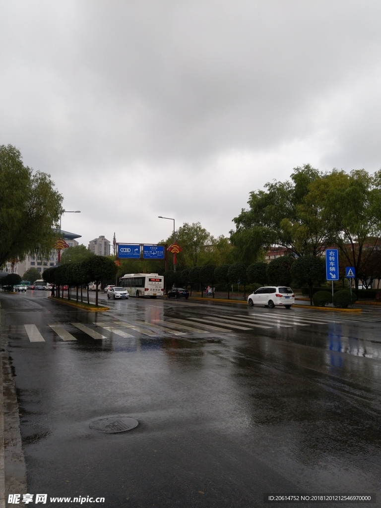 雨天的城市街道