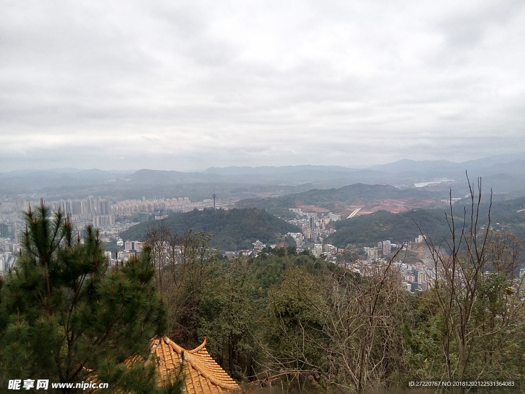 卓峰山看龙川县城