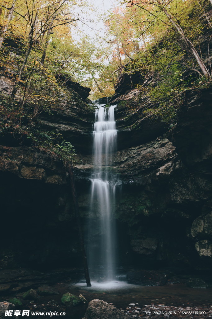 小瀑布流水风景图片