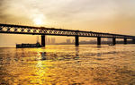 夕阳下的长江大桥