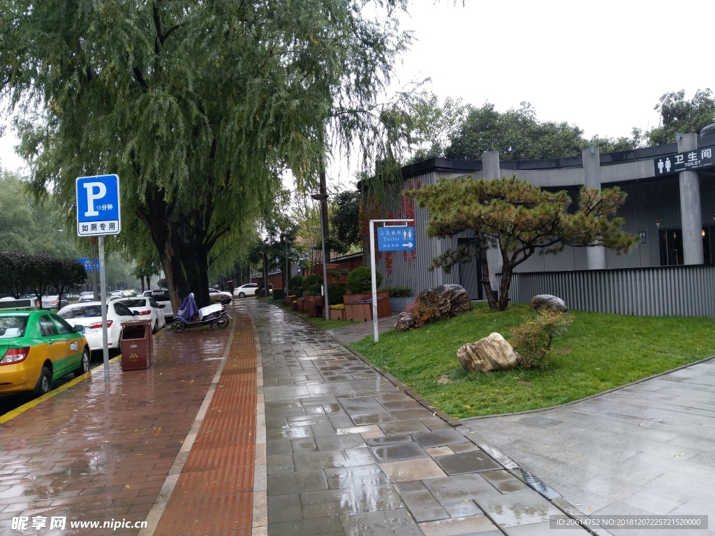 雨天的城市街道