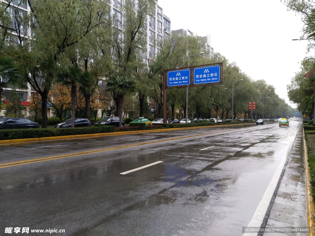 雨天的城市道路