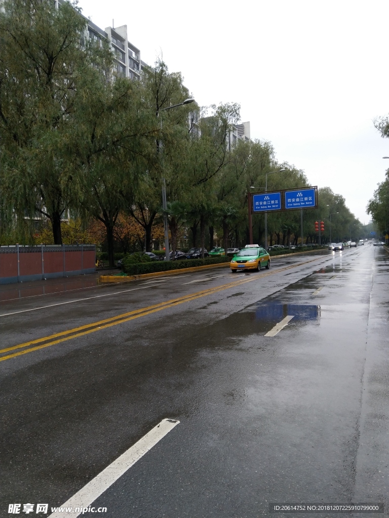 雨天的城市街道