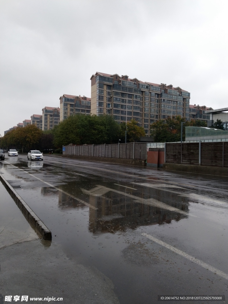 雨天的城市道路