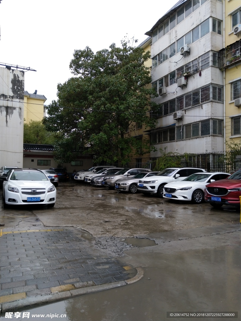 雨天的城市街道