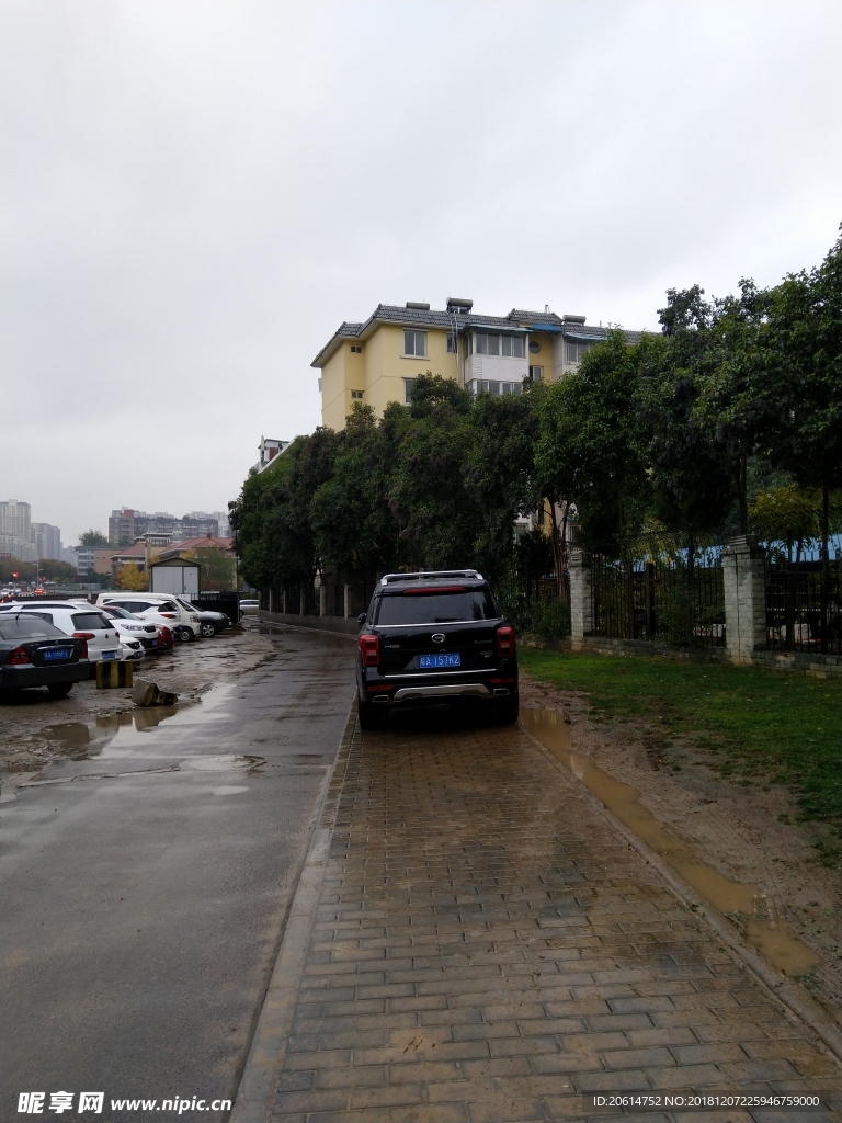 雨天的城市街道