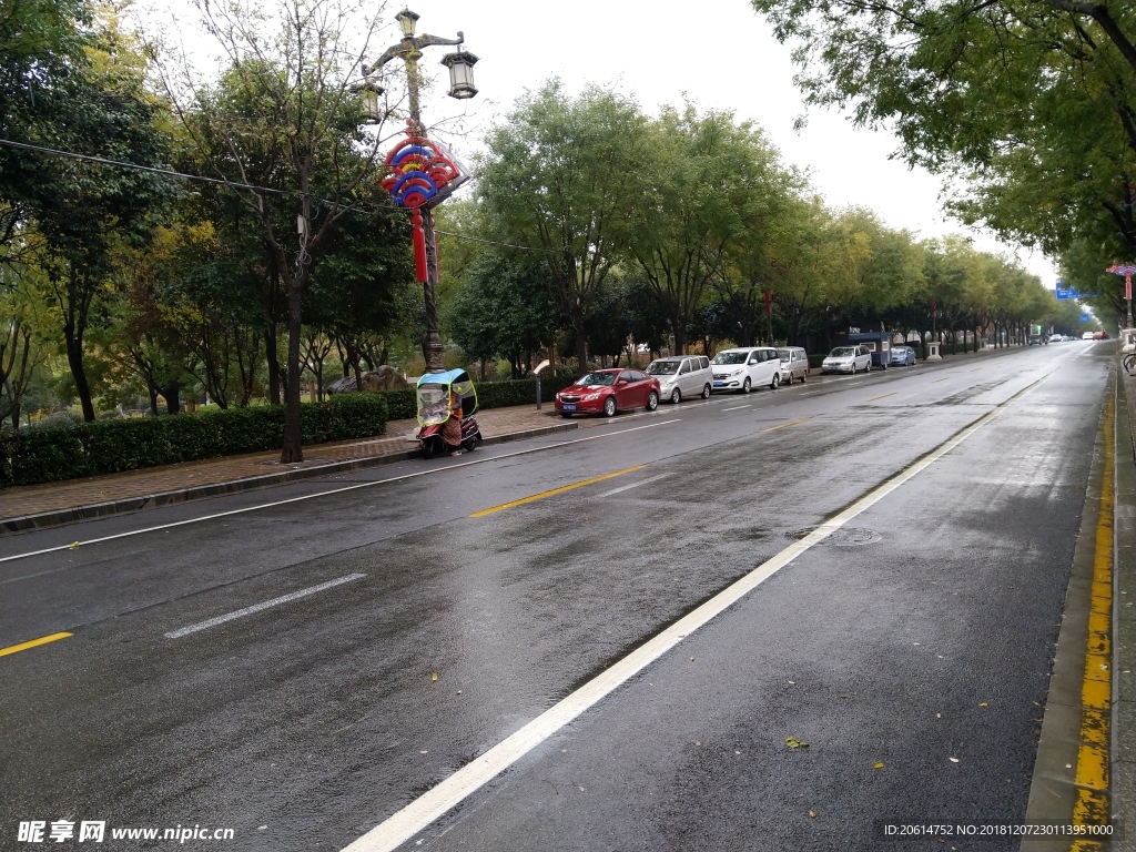 雨天的城市道路风景