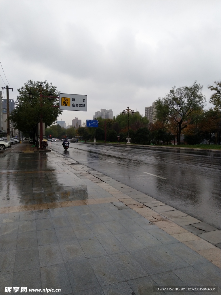 雨天的城市道路