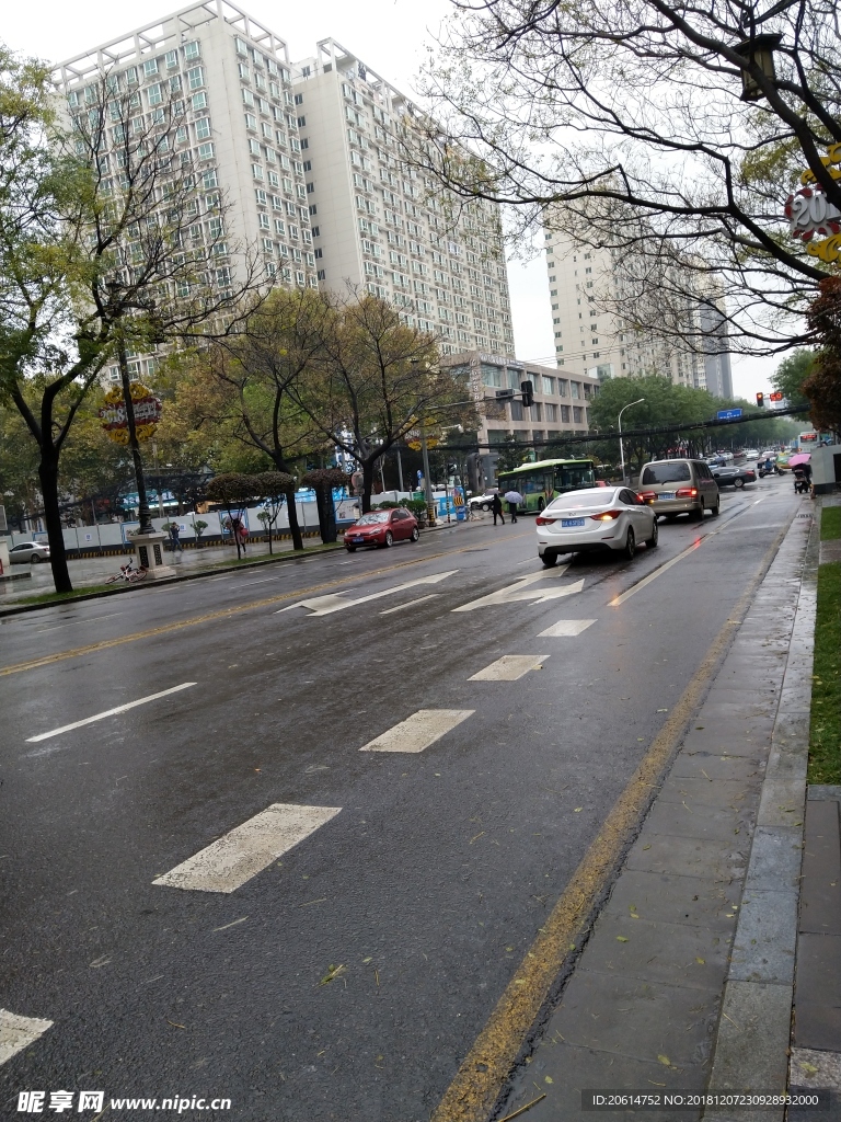 雨天的城市道路