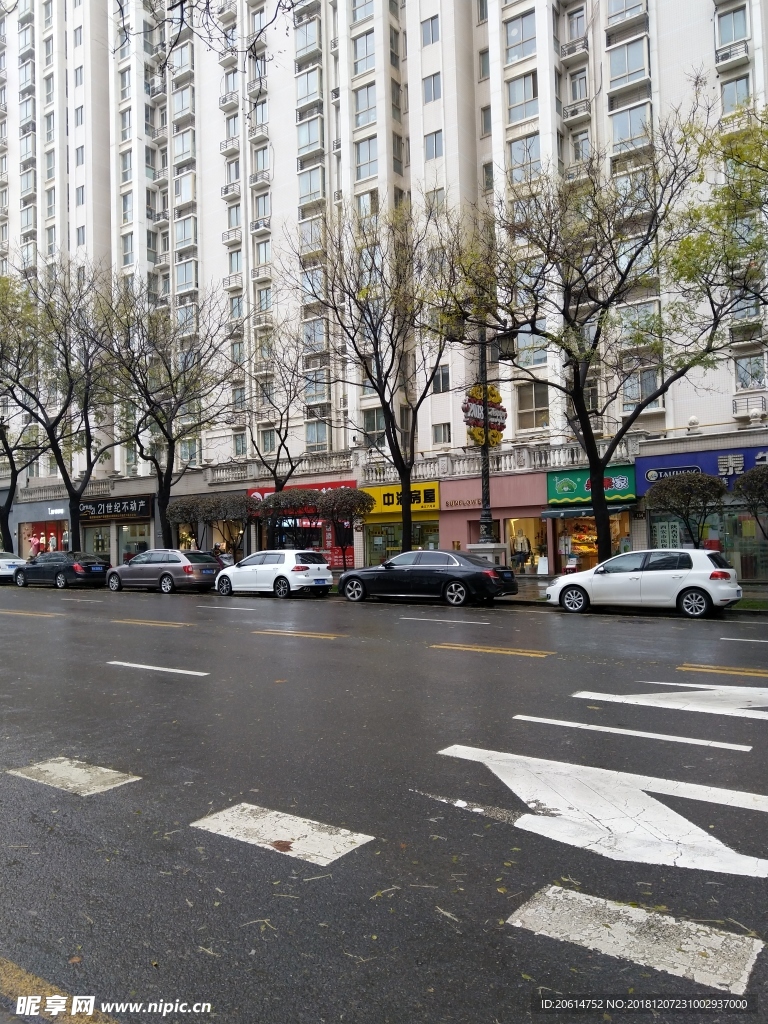 雨天的城市道路