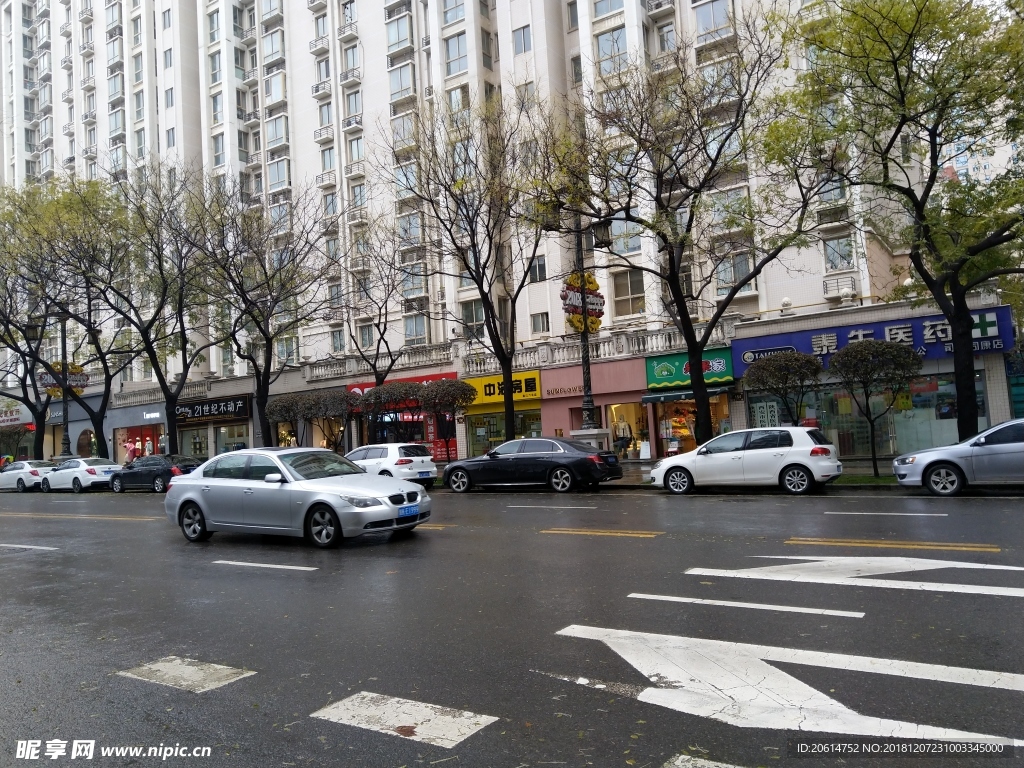 雨天的城市道路