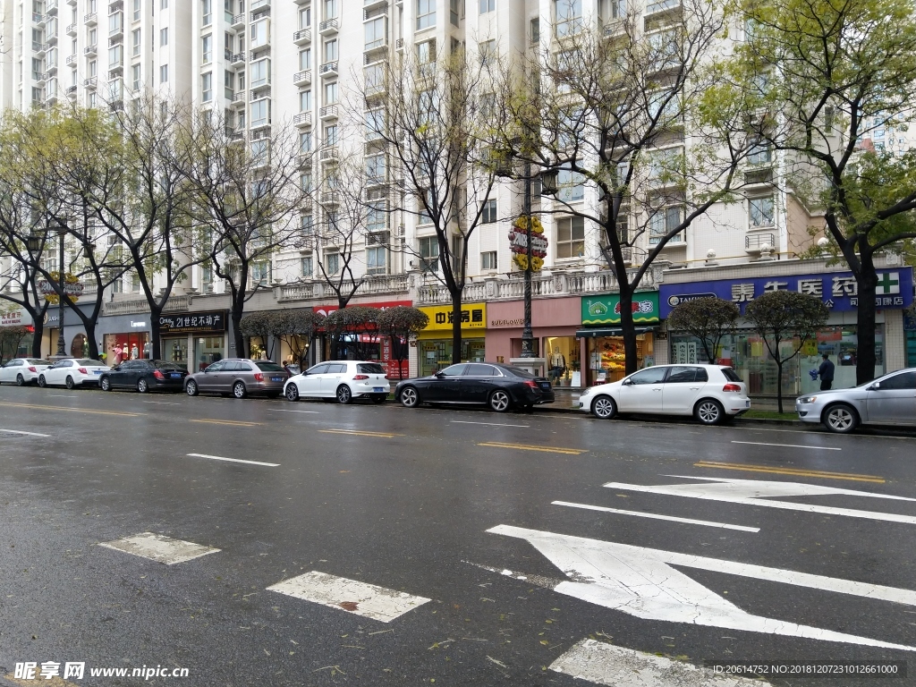 雨天的城市道路