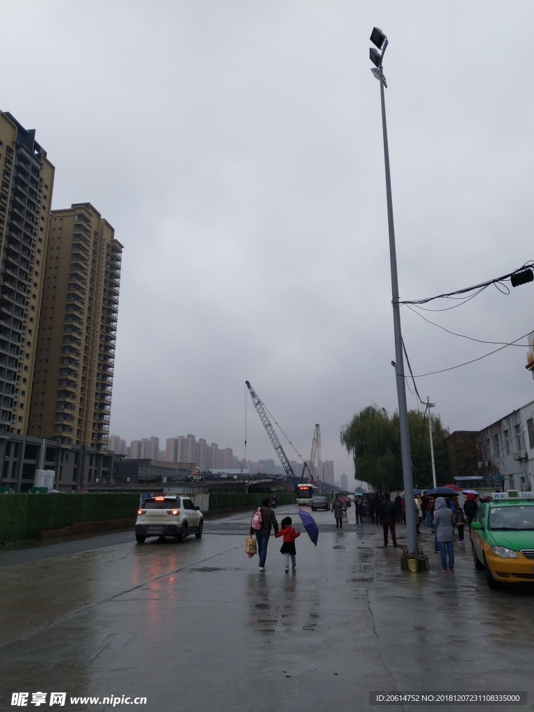 雨天的城市道路