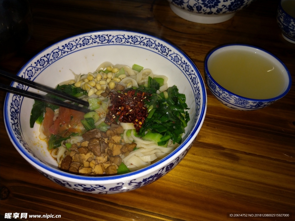 美食油泼面