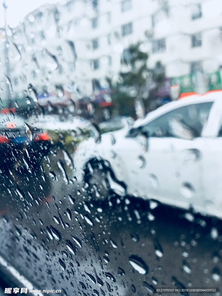 银川街头的雨天