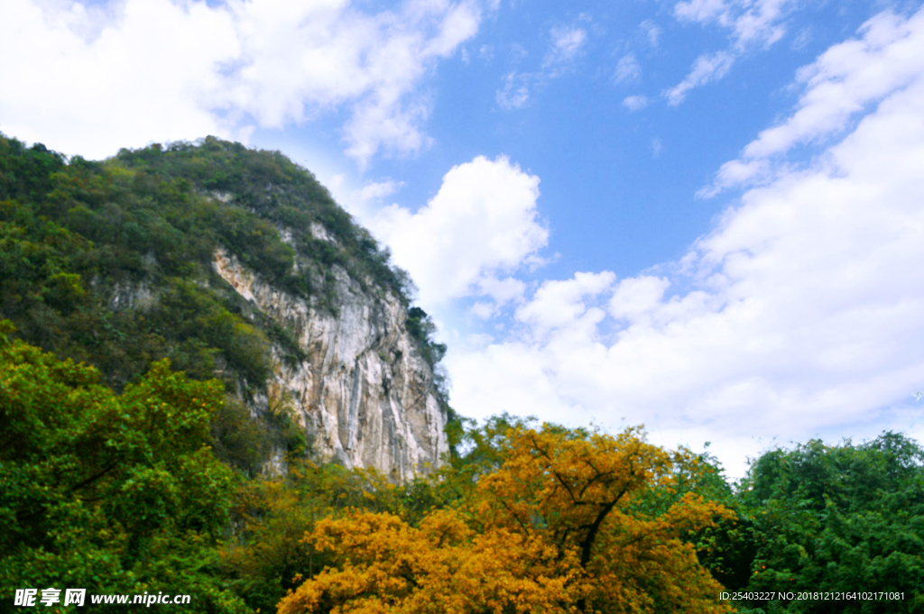 大山蓝天背景图