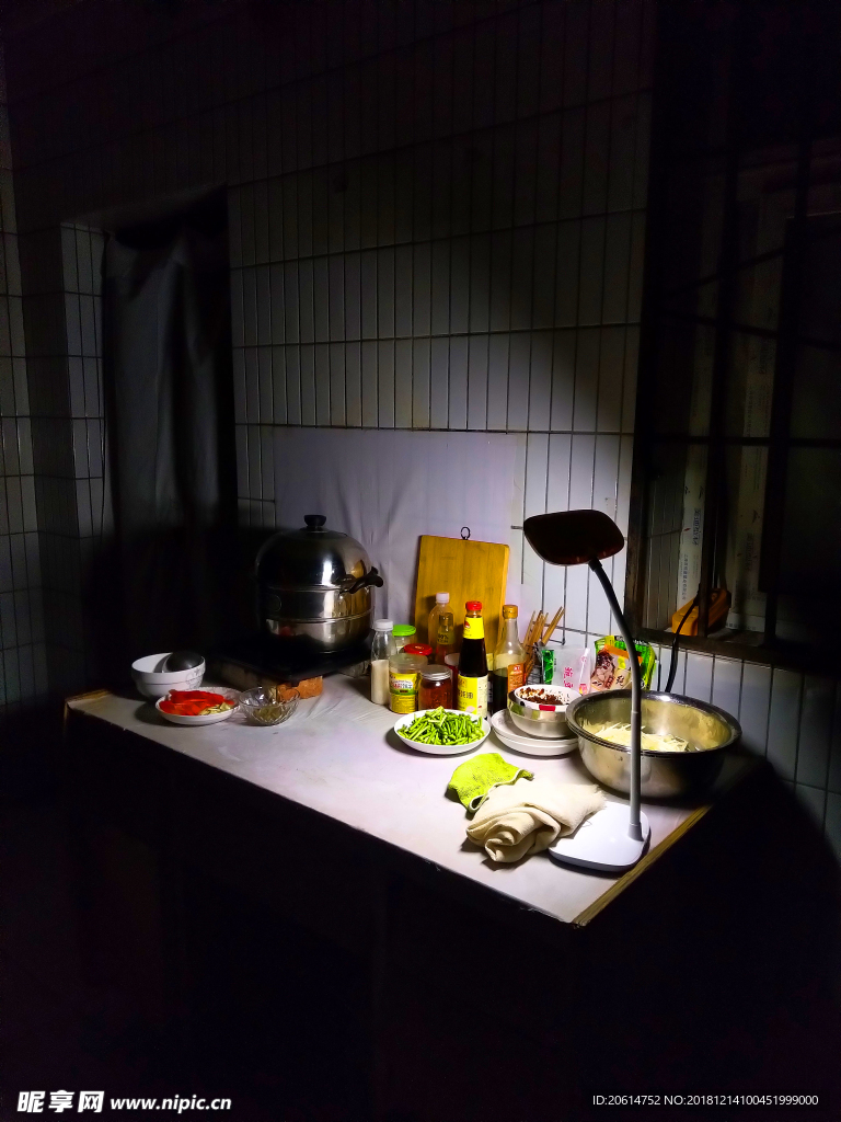 灯光下的厨房