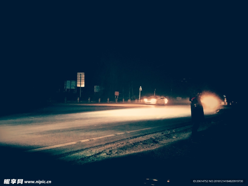 夜色下路上的灯光