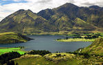 群山湖泊风景图片