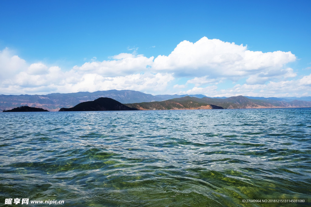 泸沽湖晶莹剔透的水