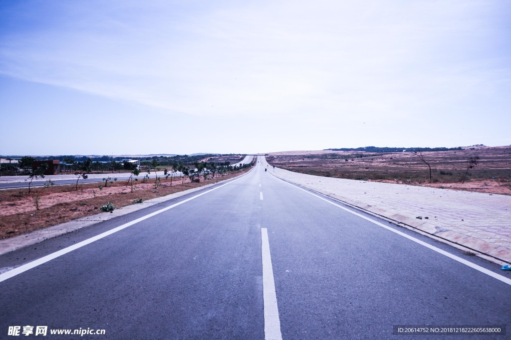 空荡荡的道路