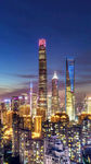 霓虹闪烁的摩天大楼图