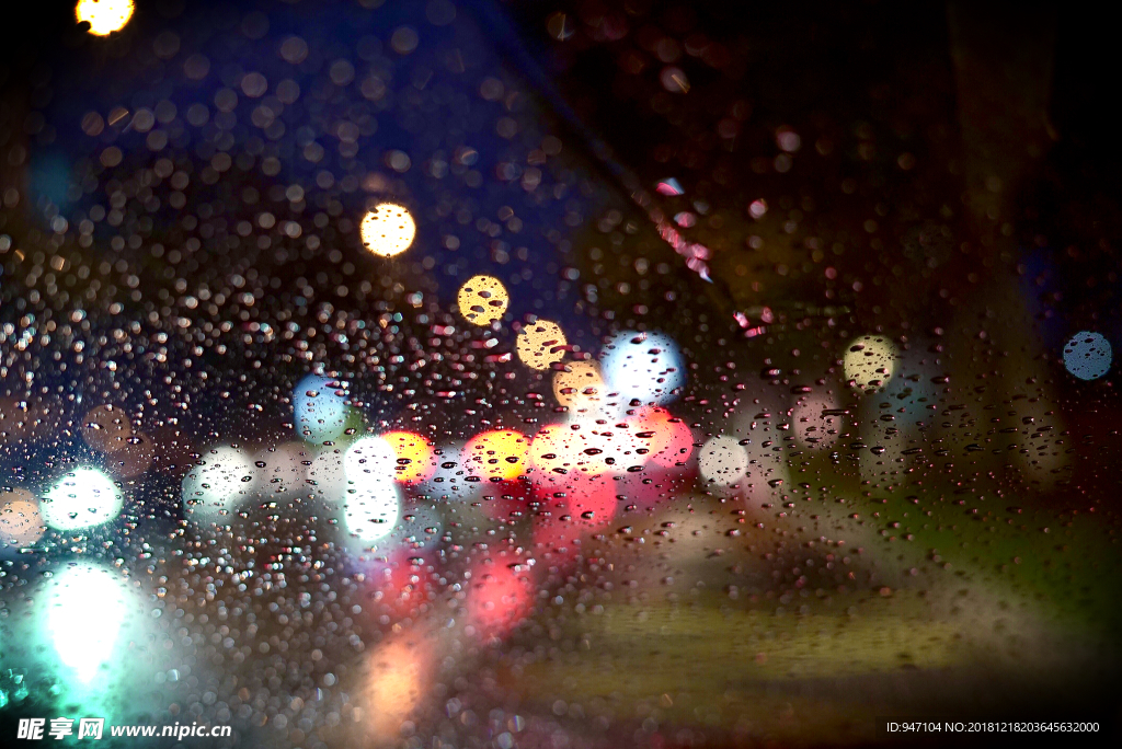 雨夜的霓虹灯光点