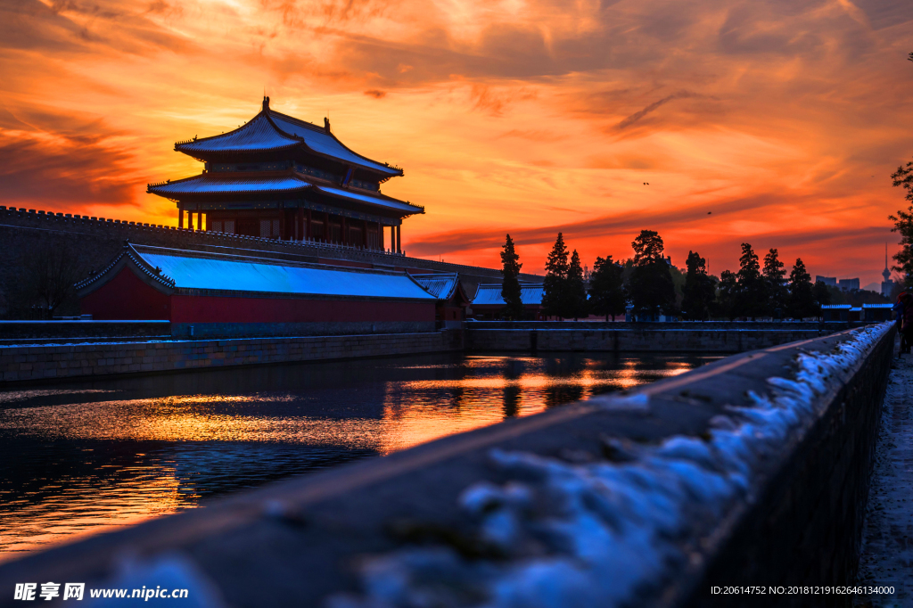 夕阳下的城楼风景