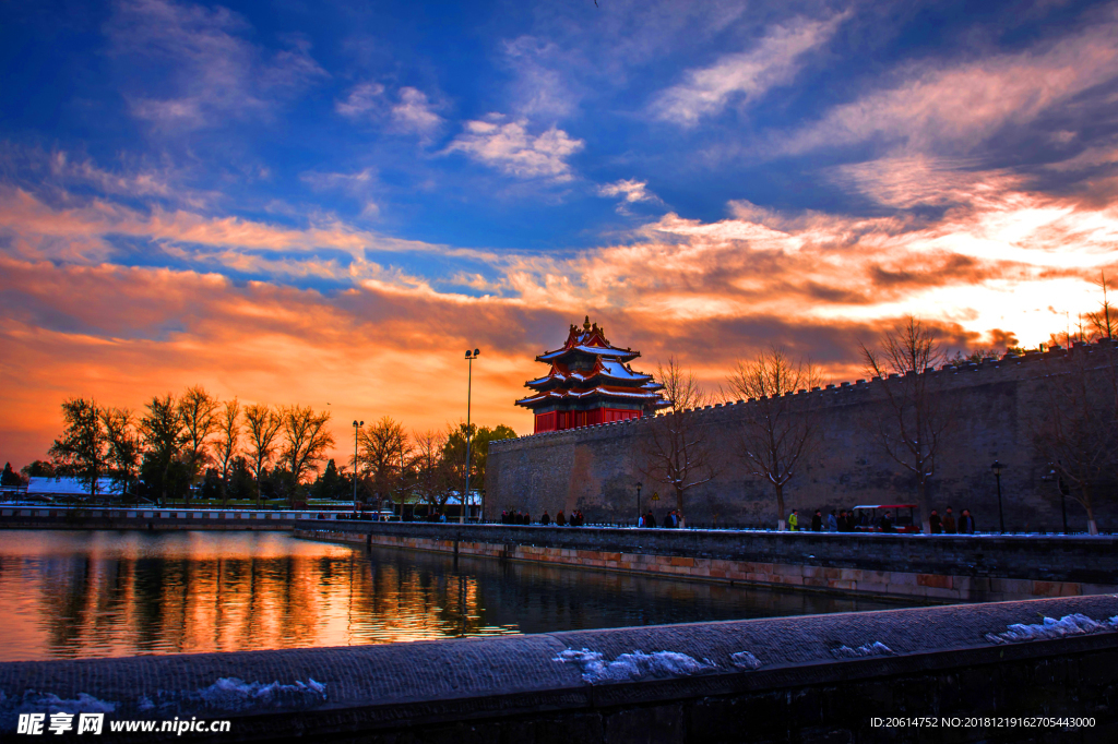 夕阳下的城楼风景