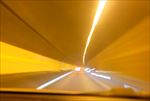 快速行驶于隧道
