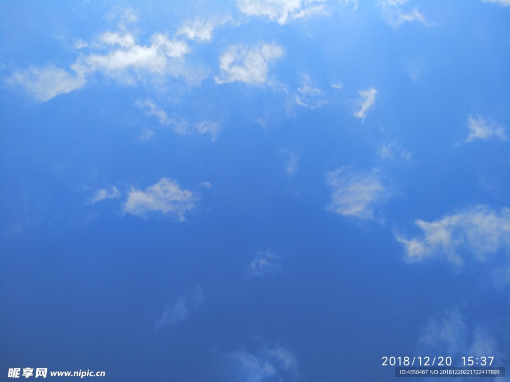 蔚蓝天空