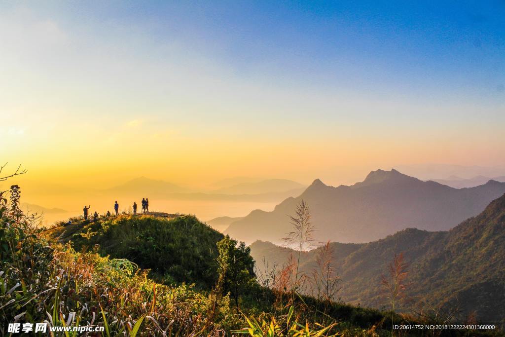 夕阳下的大山风景