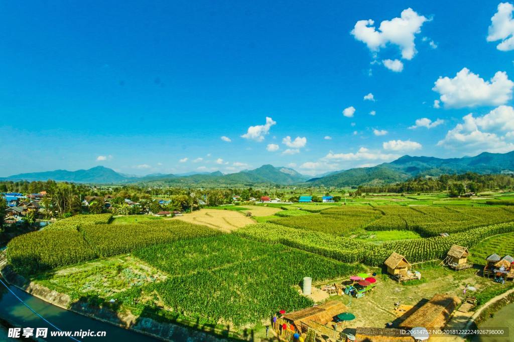 蓝天下的乡村风景